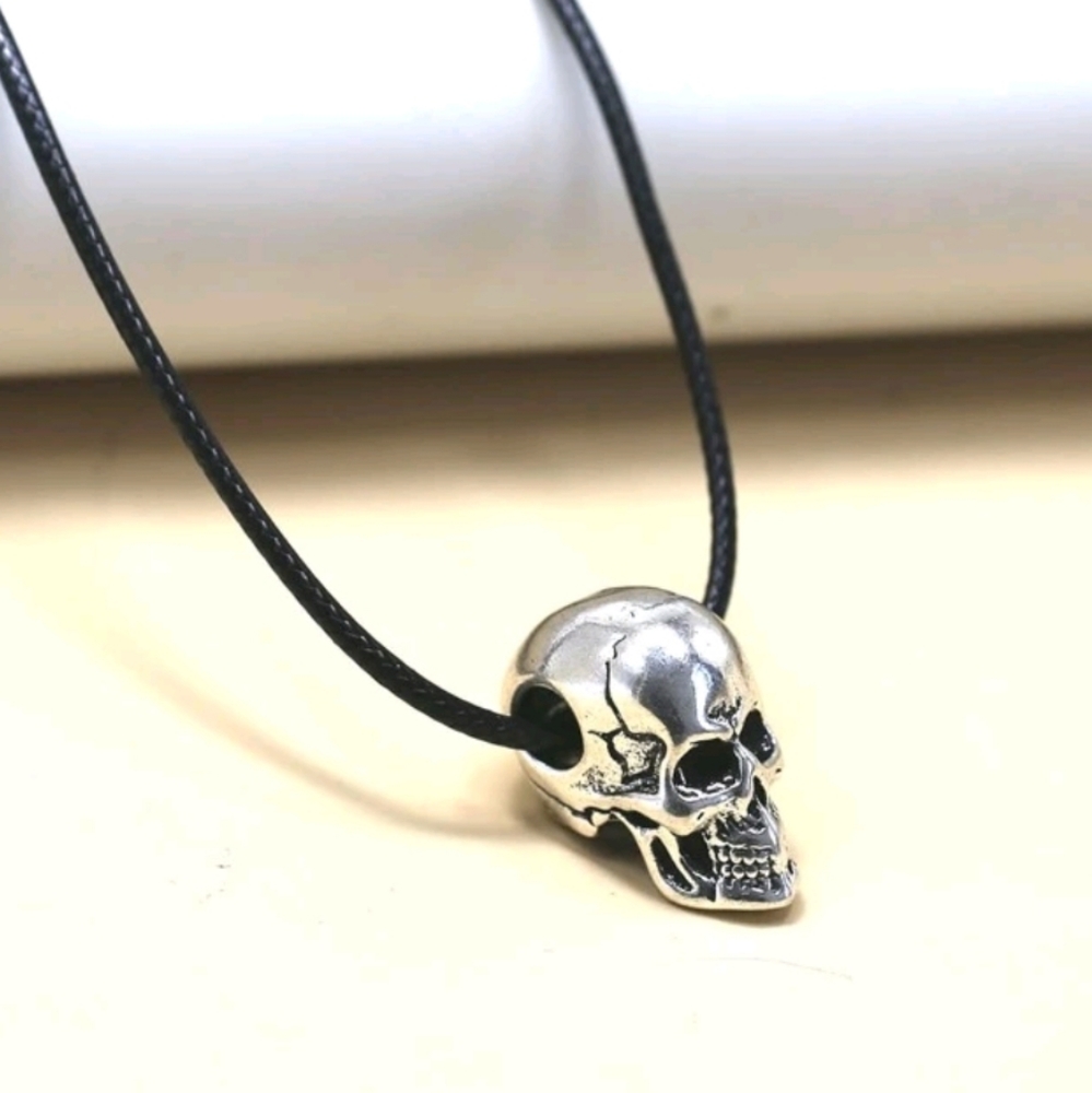 Silver skull and black leather necklace NEW